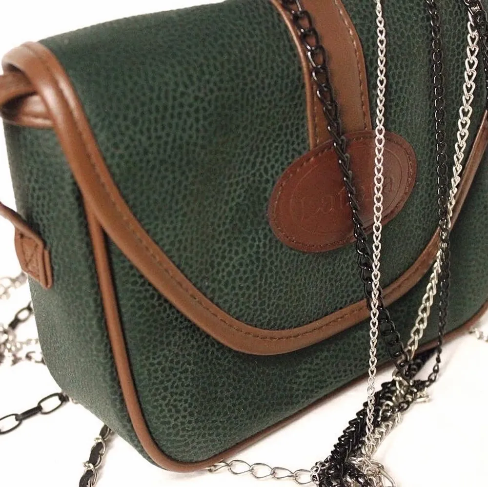 Grön axelremsväska i mocka med läder detaljer som rymmer det nödvändiga. I mycket gott skick!🌸 Pris: 200kr + frakt. Väskor.