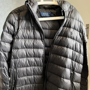 Polo ralph lauren vindjacka.  - Svart polo ralph lauren vindjacka (höst/vår). Den har luva 2 fickor med dragkedjor. I bra skick. Väldigt skön jacka. Bra passform.