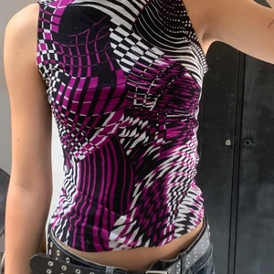 Coolt mönstrat linne - Lila, vit och svart mönstrat linne köpt på humana men aldrig använt! Tunt material med liten polokrage! Står ingen storlek men skulle gissa smal. Skriv för frågor eller fler bilder🪁