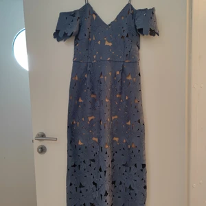 Cold Shoulder Crochet Midi Dress från NA-KD Boho - Fint utformade blommiga broderier med en tunn rem och blommig virkad kall axeldesign, beige foder, en dragkedja baktill, v-ringning fram och en djupare v-ringning baktill . Helt ny! 