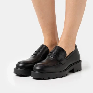 Vagabond loafers - Ett par loafers från vagabond, modellen heter Kenova. Säljer då de är lite stora i hälen för mig. Det ljusa som skymtas vid hälen är en extra ”sula” jag lagt in, tas enkelt bort. Endast använda ca 4 gånger, nyskick. Bud mottages!