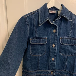 Jeansjacka vintage  - Figurnära jeansjacka, lite kortare på alla håll. Inköpt second hand. Storlek S. Knappt använd av mig. Fin passform