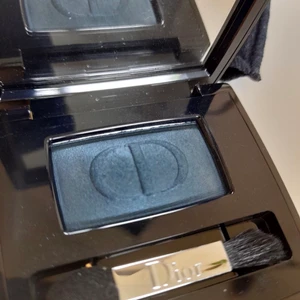 Ny DIOR MONO ögonskugga blå chrome NOW 391  - Säljer denna fina mono ögonskugga från Dior. Färg: 391 chrome metallic. Sitter så snyggt på! Aldrig testad. Tyvärr är den alldeles för mörk för min smak. Nypris: 365:-  Lycka till på budgivningen! Samfraktar vid köp av flera auktioner Samfraktar gärna.