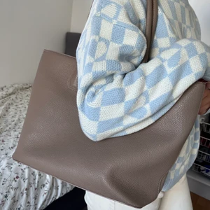 Väska - Beige/Grå Don Donna väska. Lite sliten på utsidan men fin på insidan! Säljer för att den inte kommer till användning. Köparen står för frakt:))