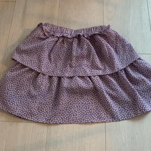 SHEIN kjol - Säljer för den kommer inte till användning💕köpte för kanske 150💕om man är i storlek 150 kan den fortfarande passa