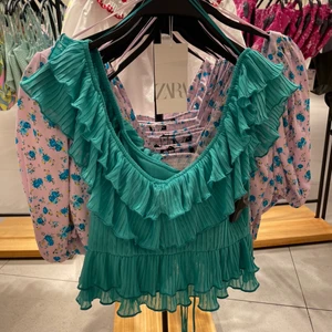 zara topp  - volangtopp från zara som går att ha på båda hållen köpt nyligen! skriv för mer bilder NI KAN FORTFARANDE KÖPA ÄVEN OM DET STÅR ATT BUDGIVNINGEN ÄR AVSLUTAD