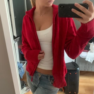 Röd zipup tröja - Super mysig röd zipup tröja med fickor. Tröjan är i XXL men tycler mer den sitter som en L på mig som har S