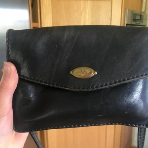 SÖKES: liknande väska från the bridge  - Söker en liknande liten axelremsväska från märket the bridge och kan tänka mig byta någon av mina annonser mot den, alternativt en större axelremsväska jag har från the bridge