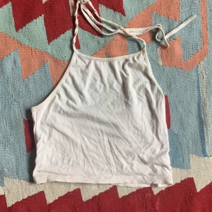 Brandy Melville halterneck topp - Lite sliten, stygn håller på att gå upp och en pytteliten fläck på sömmen fram som jag tror går bort med fläckborttagning. Lite genomskinlig och i ljusrosa färg.