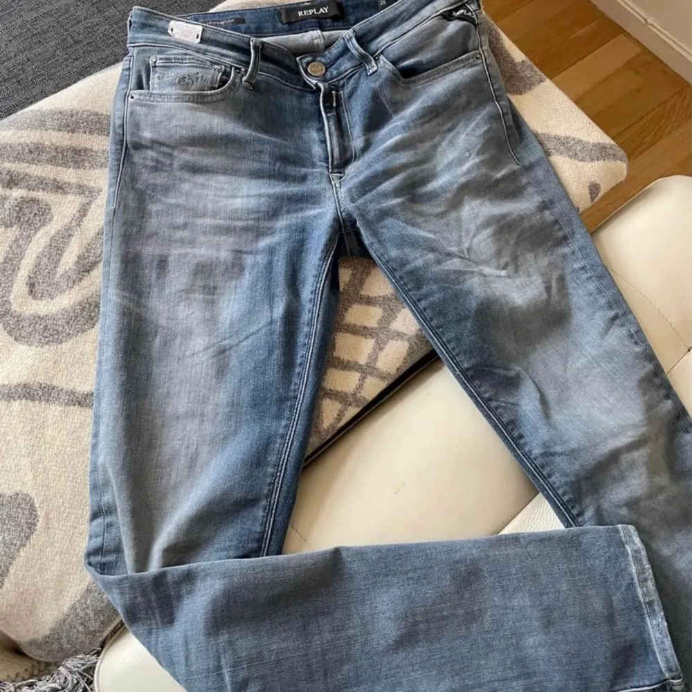 Snygga REPLAY jeans med slitningar. Stretchiga och snygga på. Formar rumpa lår och slitningen gör att du ser smalare ut pga färgskiftningarna. Nya ej använda. Stl 28/30 passar S-M. Jeans & Byxor.