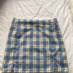 Kjol - Säljer denna kjol för 20 kr. Den är från shien men jag andvänder den inte för den är för stor. Storlek medium.