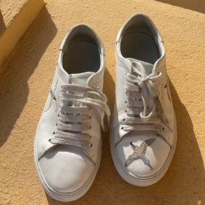 Axel arigato skor - Säljer dessa underbara skor då dom har blivit för små. Har haft dom i ca 3 månader men jag tkr att dom ser rena och fin ut 💕💕