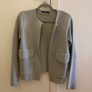 Kavaj jacka - Kavajliknande jacka från Ginatricot, jättefin till utekvällar men också vardags. I ett mjukt men tungt material. Använd men i fint skick, dock en fläck på ena ärmen, men ska gå bort i tvätten. Köparen står för frakt🥰