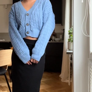 BLÅ KOFTA, NA-KD - Så fin blå kofta från NA-KD. Storlek s. Så fint material och mänster. Inga fläckar eller skador. Fint skick.  💙💙💙💙💙💙