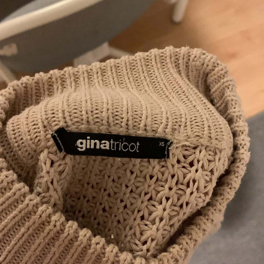 Säljer denna beiga stickade tröjan från Gina Tricot pga för liten. Stickat.
