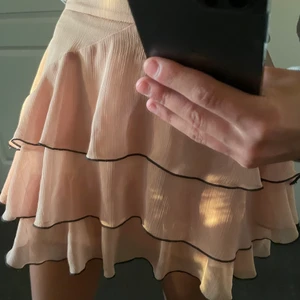 Rosa volangkjol - Rosa jättefin volangkjol från Zara. Använd 1 gång, nypris 400kr. Storlek XS