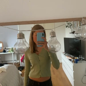 Grön tröja - Från monki. Aldrig använd. Postar eller möts upp i Göteborg! Tryck inte köp direkt utan kom privat!❤️ 