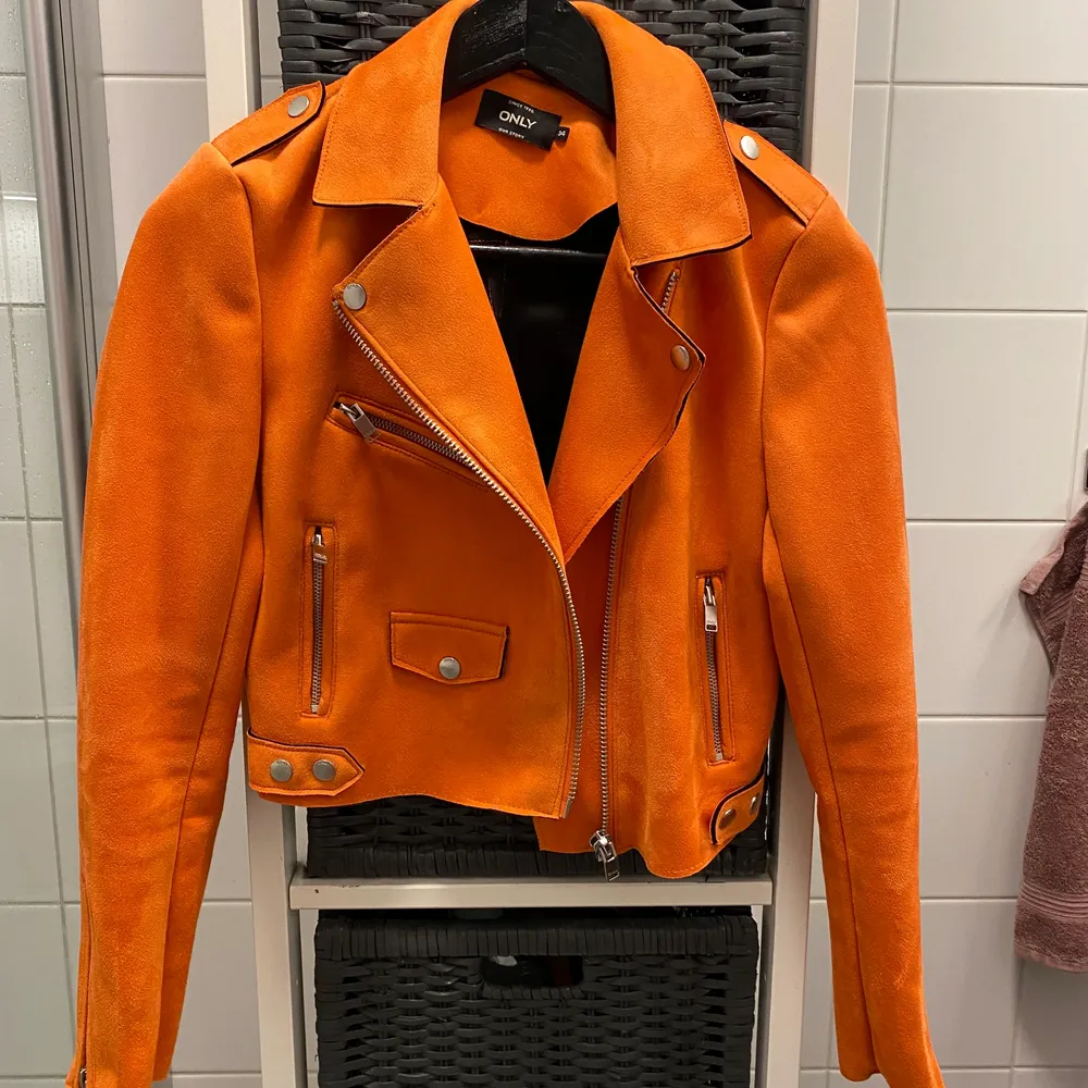 Orange mocka jacka från only i storlek s, knappt använde så den är som ny!  Skickas mot frakt eller hämtas utanför malmö!☀️. Jackor.
