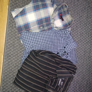 3 skjortor  - 3 jättefina skjortor från bla dressman säljes. Fler bilder går att få. Säljes helst alla tillsammans för 100kr + frakt. Annars blir det 50kr styckpris + frakt. De två skjortorna från dressman är storlek M och den från Madison avenue är storlek S. 
