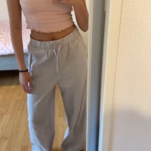 Linnebyxor h&m - Säljer dessa linnebyxor från h&m som är slutsålda. Fint skick, inte använt alls mycket därför säljer jag🤍 Köparen står för frakten. Hör av er om ni har fler frågor🥰