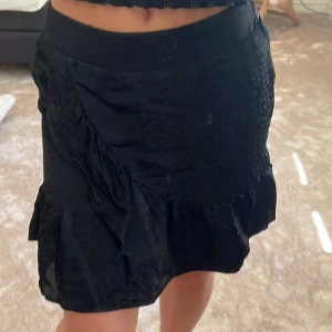 Stjärn kjol - Säljer denna svarta kjol med stjärnor på! Köparen står för frakten! Knappt använd! ❤️