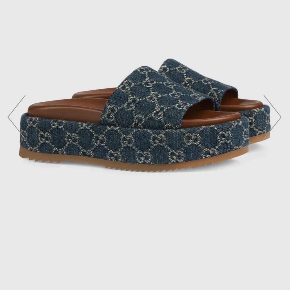 Säljer dessa Gucci platå sandaler. Inköpta i juni och enbart används en gång. Finns kvitto, original box mm som ingår. Köpta för 5252kr på guccis egna hemsida. Säljer för 4700kr, storlek 39. Skor.