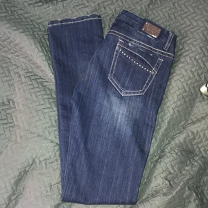 Lågmidjade Jeans  - Super snygga lågmidjade med coola detaljer på bakfickorna! Hade de inte vart så små hade jag behållt de för mig själv!😵‍💫 Super fint skick på de här! Fick de från min mamma som själv använt de som ung! Inga tydliga tecken på användning!❤️ pris kan diskuteras