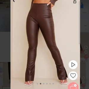 Nelly skinnbyxor  - Säljer bruna skinnbyxor köpta på Nelly. De är aldrig använda, endast testade ☺️ De är i storlek S och är relativt långa i benen. säljer för 180kr + frakt 💕