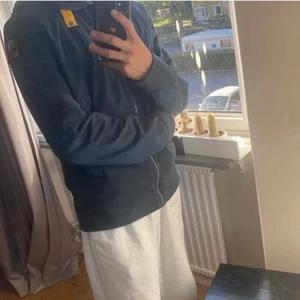 Parajumpers jacka  - Parajumpers jacka i storlek M, bra skick knappt använd, nypris 4400kr. Häftig och unik jacka. Den är av limiterad utgåva. 