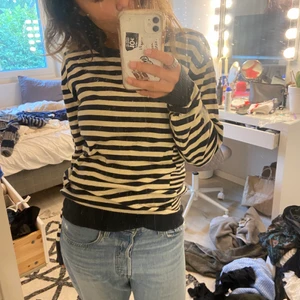 Randig tröja - Säljer denna randiga sweatshirten som ja köpt på en second hand affär.  Superskön och snygg! Storlek M