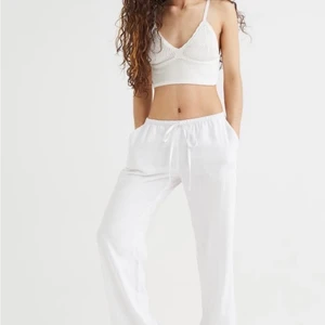 Vita Linnebyxor - Aldrig använda, bra skick  Storlek M men passar s  Lowaist Buda privat!