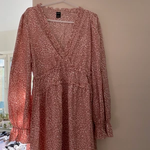 Klänning  - Klänning från SHEIN  Storlek M Skickas med spårbar frakt, 66kr