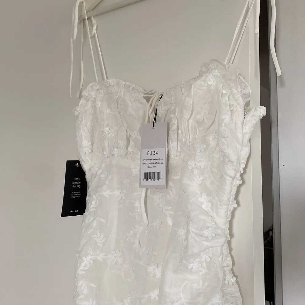 Säljer en superfin vit spetsklänning från NA-KD då jag helt enkelt inte har användning för den. Köparen står för frakt. Klänningar.