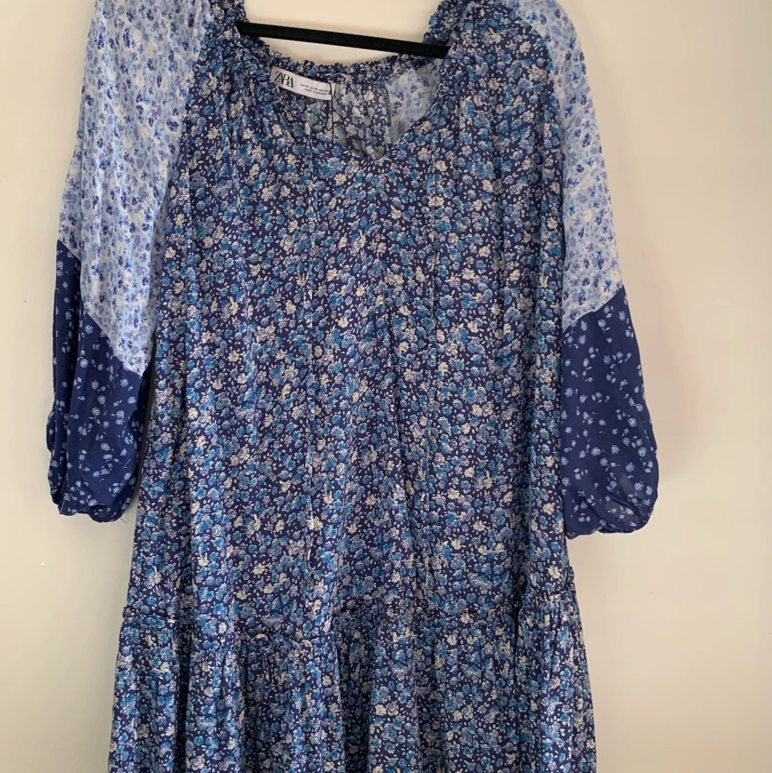 Säljer denna underbara, somriga klänning till ett bra pris!! Eftertraktad!🤍frakt ingår