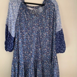 Säljer denna underbara, somriga klänning till ett bra pris!! Eftertraktad!🤍frakt ingår - Säljer denna underbara, somriga klänning till ett bra pris!! Eftertraktad!! Frakt ingår🤍🤍