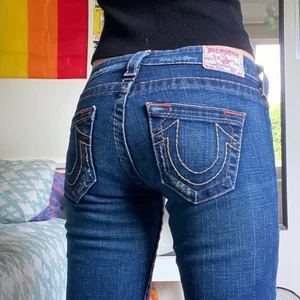 True Religion Jeans - Låg midjade True religion jeans, köpt för ca 1 år sedan, knappt haft på mig dem, Kan mötas upp i Centrala Sthlm! :)