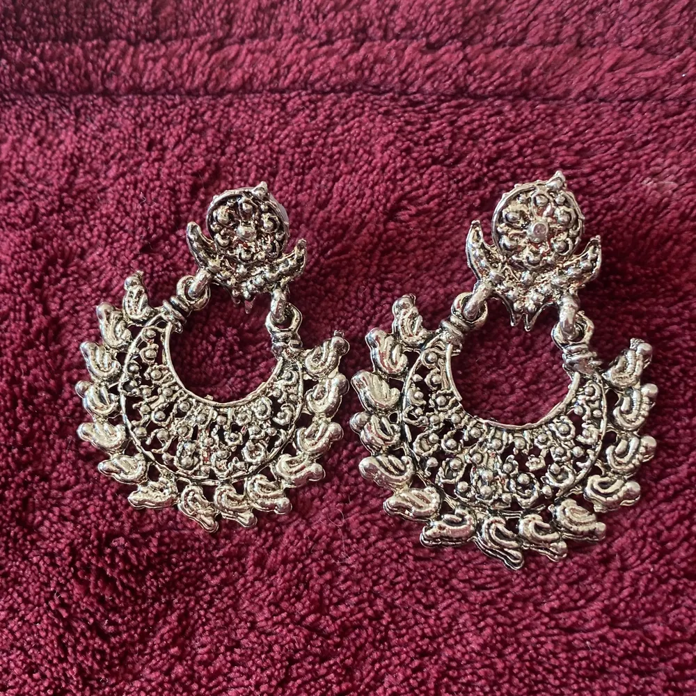 Silver colored stainless steel earrings from India.  Condition: New. Accessoarer.