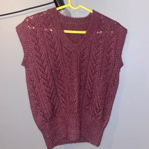 Mörklila pullover - Säljer denna snygga pullover i en fin färg och form! 