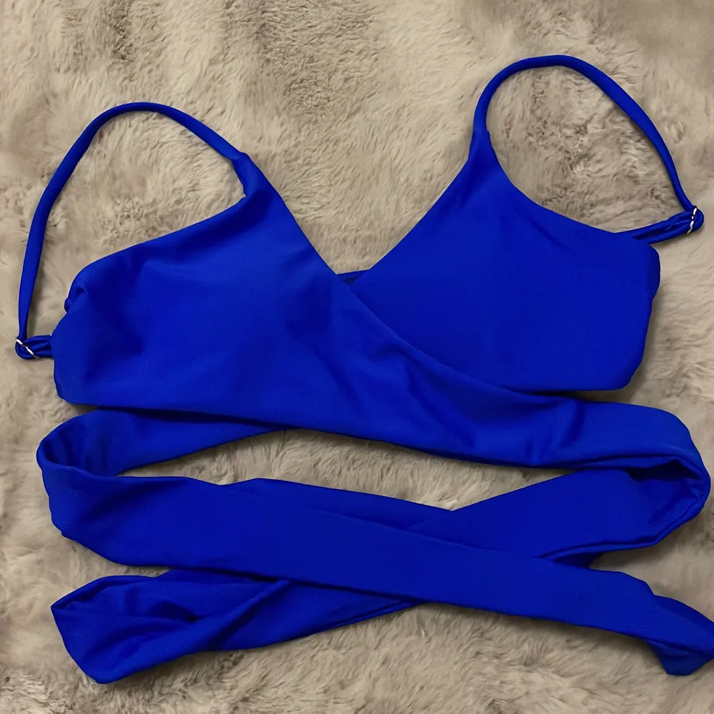 superfin blå bikini från shein som tyvärr är för liten för mig. strl s, 40kr + frakt 💙💙. Toppar.