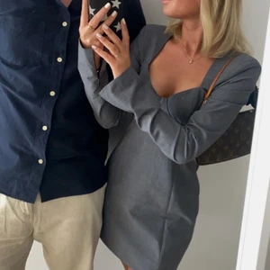 Klänning - KLICKA INTE PÅ ”KÖP DIREKT”!🥰 Säljer denna sjukt snygga gråa klänning från Zara, Stl XS😍💕