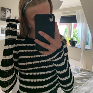 Super snygg tröja från Zara!  - En jätte fin tröja från Zara som nästan är oanvänd! Den är i jätte fint skick och har vart slutsåld länge! Hör av er om ni är intresserade/undrar något! 🤩