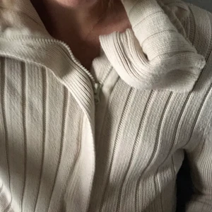 Stickad kofta - Beige stickad kofta med dragkedjor som gör att den går och styla efter önskemål🙏🏼