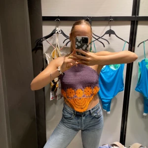 Stickad top från Zara - Säljer denna fina stickade top från Zara i storlek M. Man knyter bakom nacken och i ryggen. Endast använd 1 gång, nyskick. Kan mötas upp i Uppsala eller frakta, köparen står för frakt.