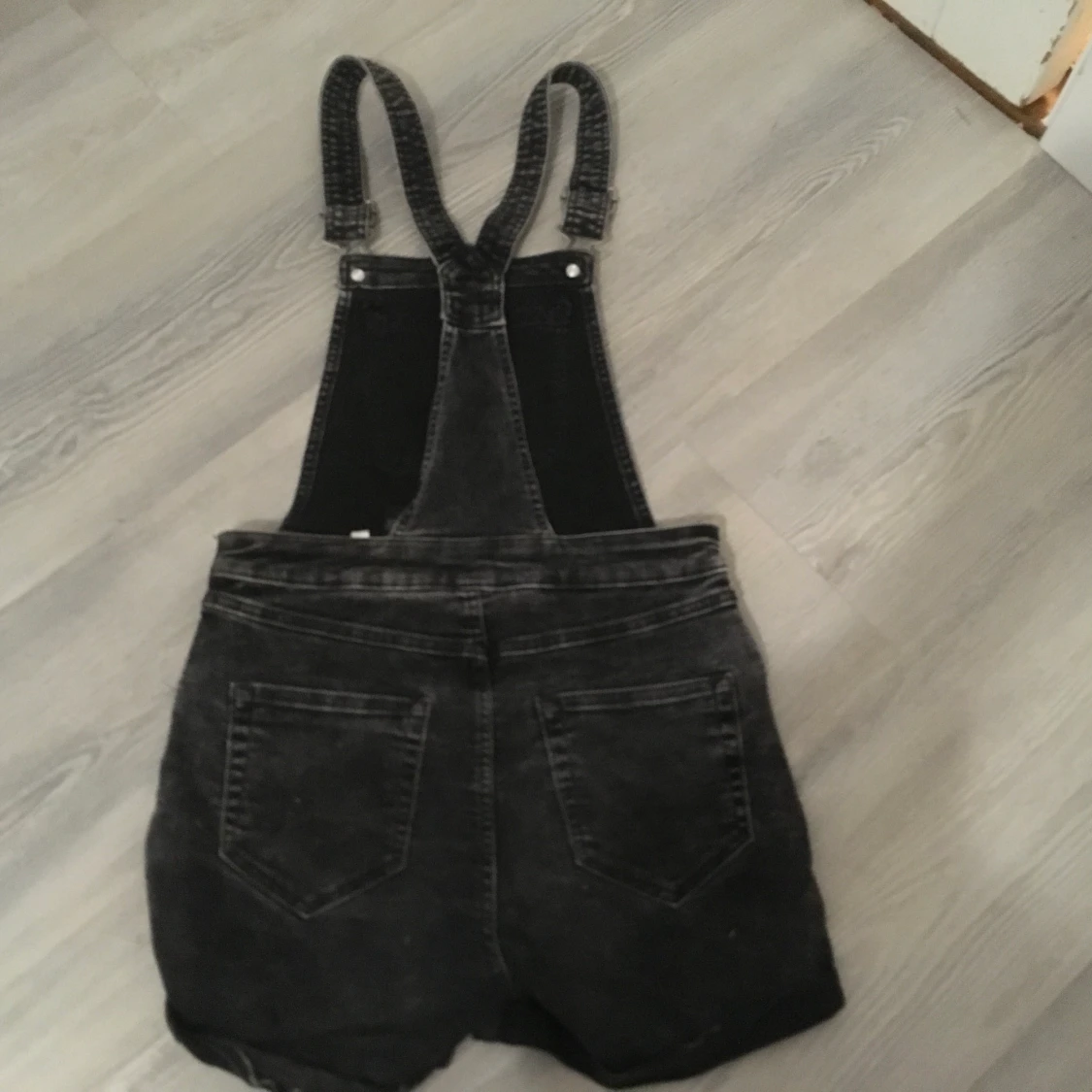 Svarta hängselshorts - 90