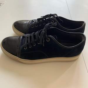 Sköna lanvin skor size 10, passar 43/44. Condition skulle ja lägga på 8,5/10 då det syns lite väck på framsidan, och ett litet skrap sår.  Säljer för 1450 vid snabb affär.  Fråga gärna om mer bilder! - låda ingår inte, jag bjuder på frakt. Inga returer!!!