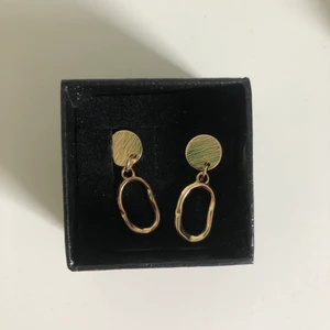 Örhängen  - Guldiga snygga örhängen, oanvända 