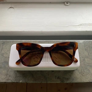 Chimi glasögon - Bruna chimi glasögon i modellen #005 Tortoise. Jättefint skick förutom en liten repa på glaset. Det syns inte när man har de på och man tänker inte på den överlag. Originalpaketet är med. Nypris 1200💓