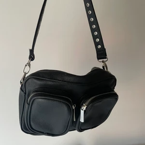 Väska - Nunoo liknande väska från lycke. Den är i bra skick och rymmer mycket!💕 (köparen står för frakten)