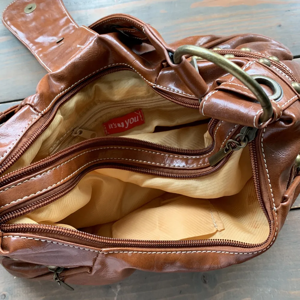 Brun handväska i Y2K stil✨🌸 mycket fack och bra skick . Väskor.