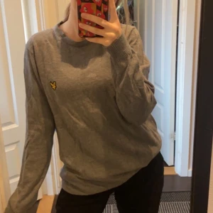 lyle&scott - säljer min killes stickade gråa tröja från lyle and scott som är använd otroligt lite🤍🤍